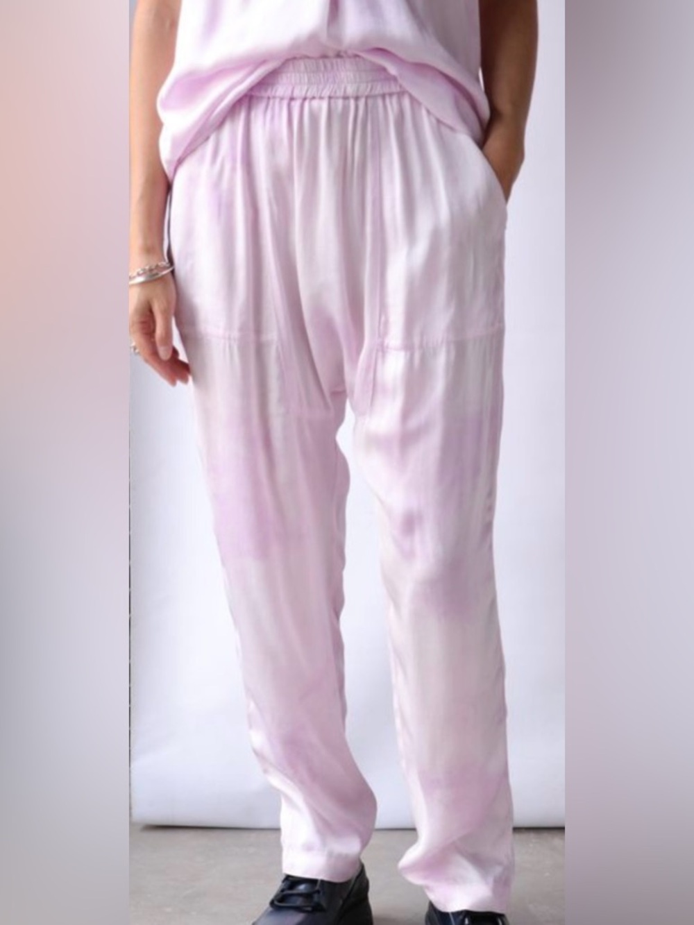 Raquel Allegra Satin-Like Pull On Style Harem Pants in Lavender. Size 1/S.